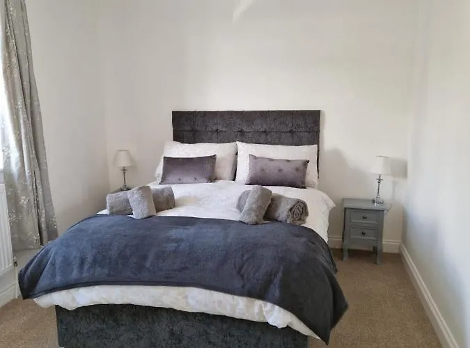 The Lodge, 9 Dene House